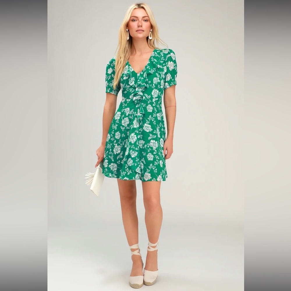 💚Lulus Ximena Green Floral Print Short Sleeve dress size small 💚